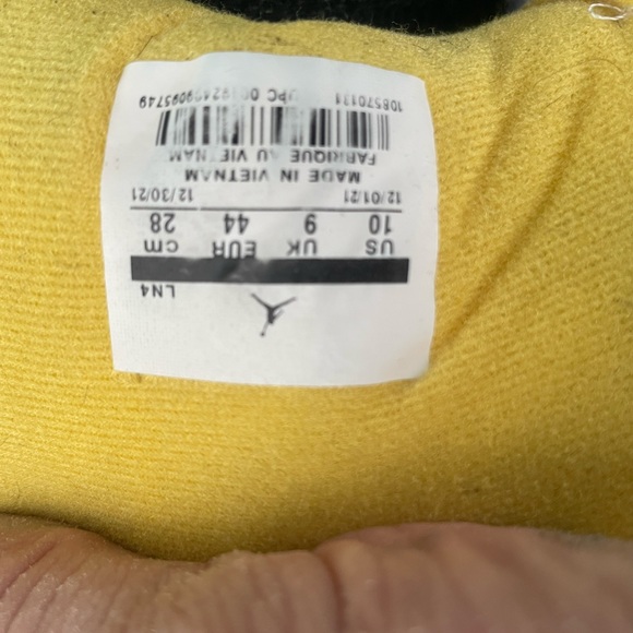 Selling shoes no need for them anymore good condition - Picture 1 of 4